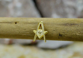 Master Mason Blue Lodge Lapel Pin - Gold Plated With Butterfly Buckle - Bricks Masons